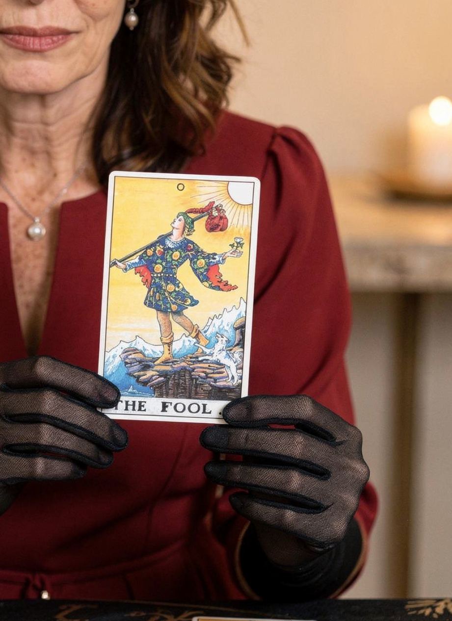 Madeleine Lombre avec carte de Tarot